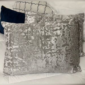 Mom Chateau Luxury Collection Velvet Throw Pillow Set